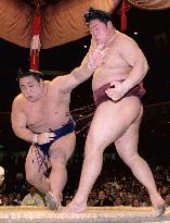 Chiyotaikai keeps lead in summer sumo